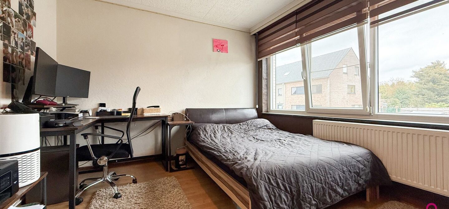 Bij ImmoFusion 7/7 &ldquo;open huis&rdquo;: klik op onze 3D-TOUR.
Ervaar vastgoed alsof je er zelf doorloopt!

Ontdek deze charmante open bebouwing aan de Edward Staintonstraat 17 in Heusden-Zolder, perfect gelegen in het centrum van Heusden. Deze woning met een 