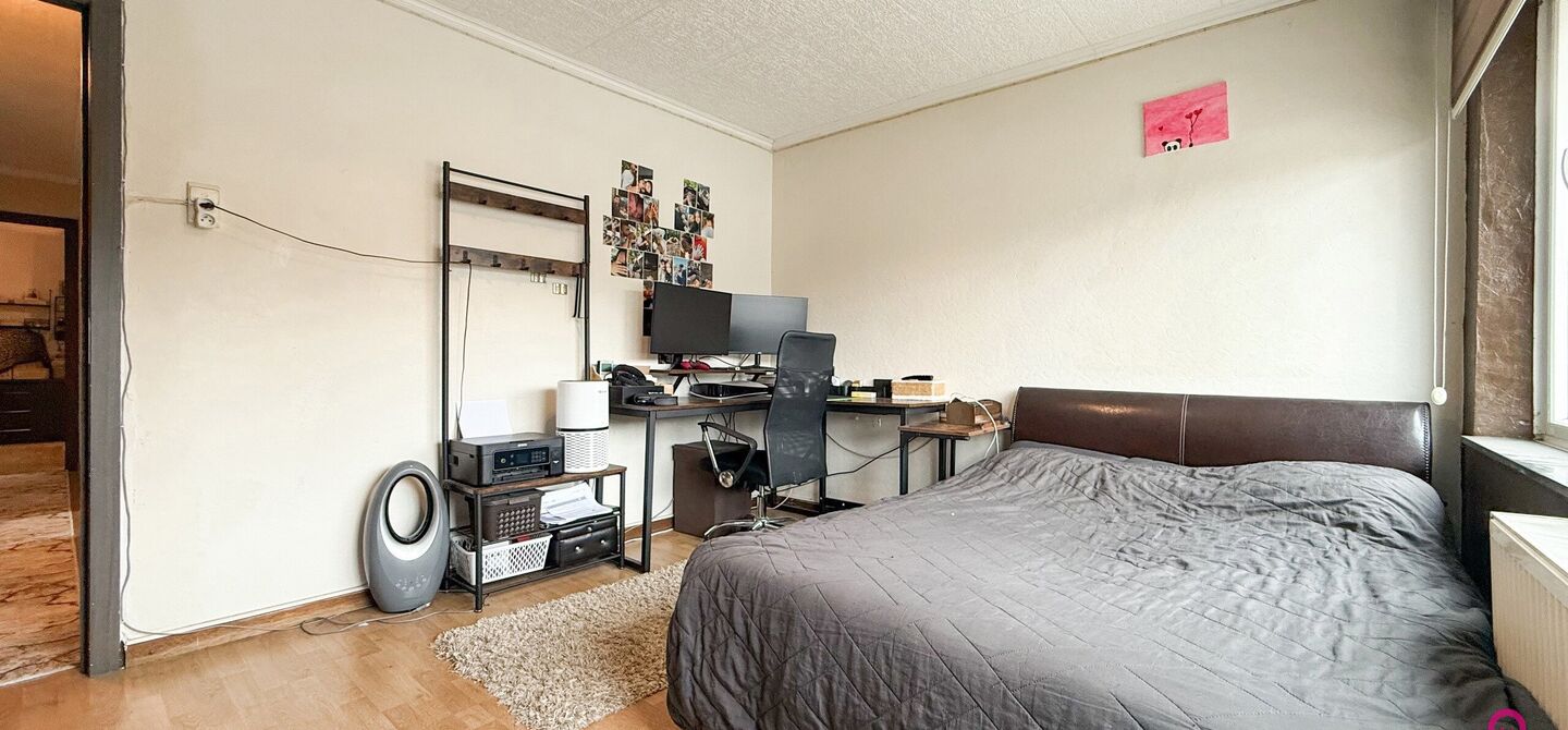 Bij ImmoFusion 7/7 &ldquo;open huis&rdquo;: klik op onze 3D-TOUR.
Ervaar vastgoed alsof je er zelf doorloopt!

Ontdek deze charmante open bebouwing aan de Edward Staintonstraat 17 in Heusden-Zolder, perfect gelegen in het centrum van Heusden. Deze woning met een 