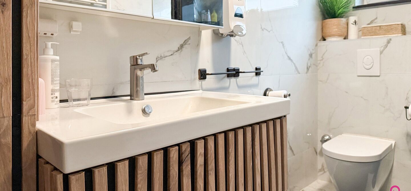 Bij ImmoFusion 7/7 &ldquo;open huis&rdquo;: klik op onze 3D-TOUR.
Ervaar vastgoed alsof je er zelf doorloopt!

Ontdek deze charmante open bebouwing aan de Edward Staintonstraat 17 in Heusden-Zolder, perfect gelegen in het centrum van Heusden. Deze woning met een 