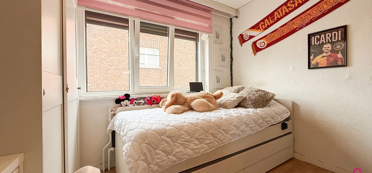 Bij ImmoFusion 7/7 &ldquo;open huis&rdquo;: klik op onze 3D-TOUR.
Ervaar vastgoed alsof je er zelf doorloopt!

Ontdek deze charmante open bebouwing aan de Edward Staintonstraat 17 in Heusden-Zolder, perfect gelegen in het centrum van Heusden. Deze woning met een 