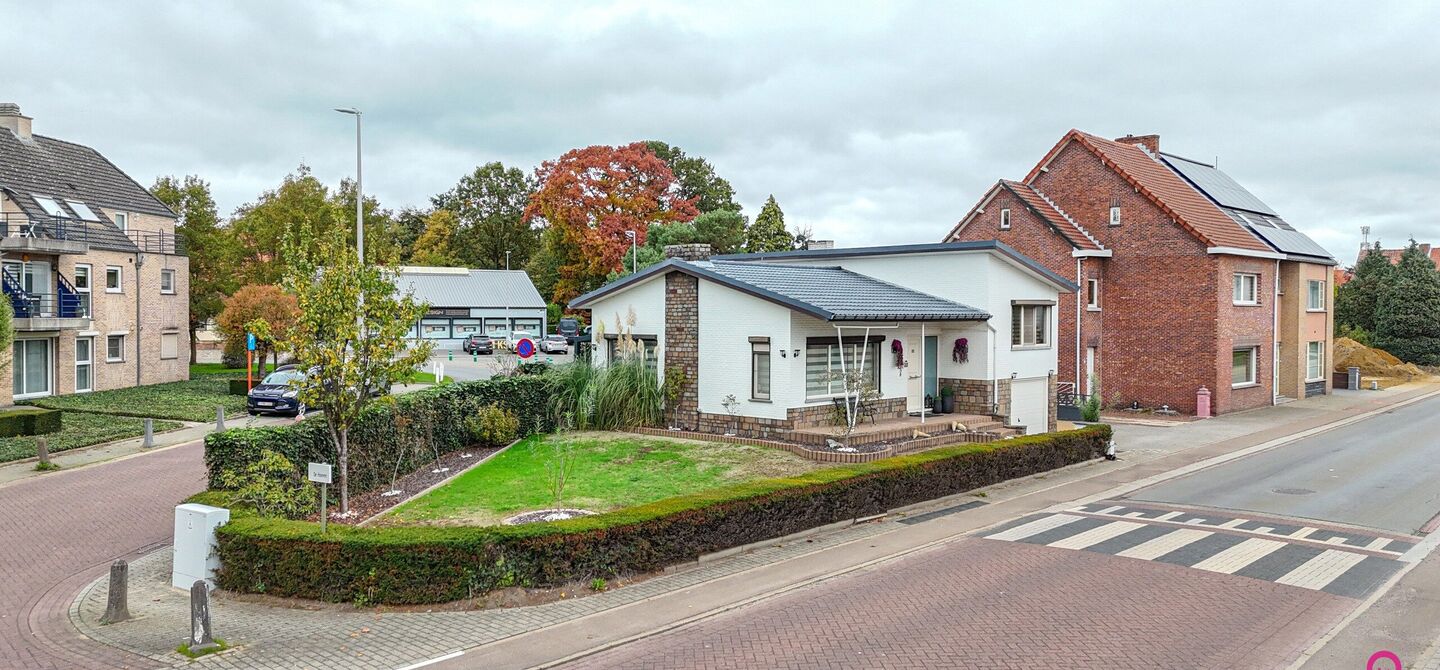 Bij ImmoFusion 7/7 &ldquo;open huis&rdquo;: klik op onze 3D-TOUR.
Ervaar vastgoed alsof je er zelf doorloopt!

Ontdek deze charmante open bebouwing aan de Edward Staintonstraat 17 in Heusden-Zolder, perfect gelegen in het centrum van Heusden. Deze woning met een 