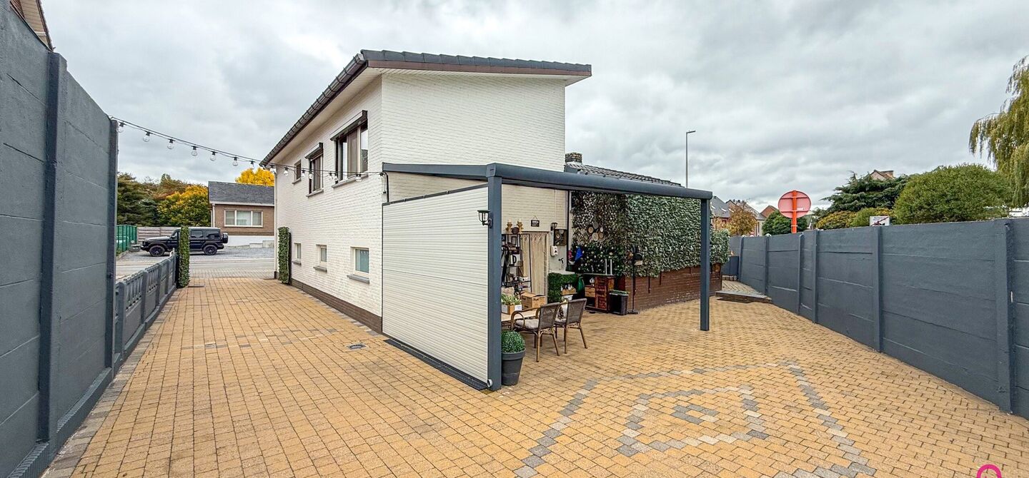 Bij ImmoFusion 7/7 &ldquo;open huis&rdquo;: klik op onze 3D-TOUR.
Ervaar vastgoed alsof je er zelf doorloopt!

Ontdek deze charmante open bebouwing aan de Edward Staintonstraat 17 in Heusden-Zolder, perfect gelegen in het centrum van Heusden. Deze woning met een 