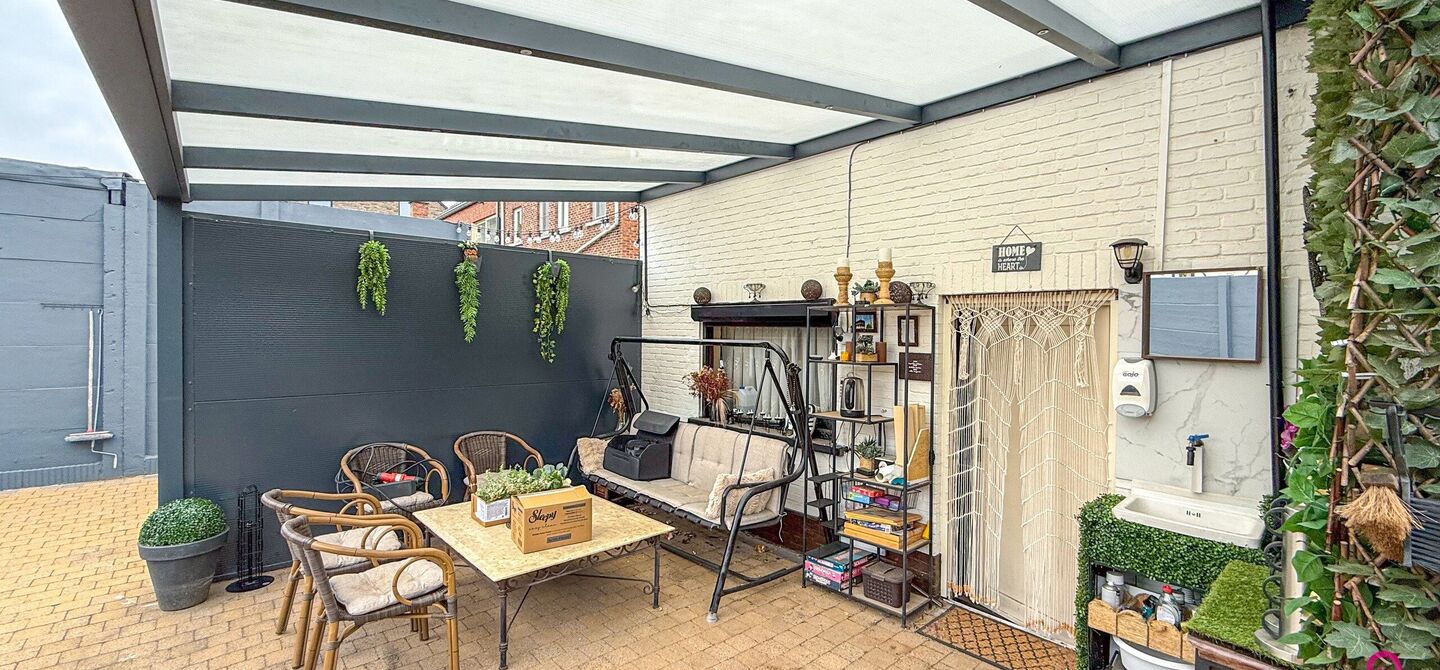 Bij ImmoFusion 7/7 &ldquo;open huis&rdquo;: klik op onze 3D-TOUR.
Ervaar vastgoed alsof je er zelf doorloopt!

Ontdek deze charmante open bebouwing aan de Edward Staintonstraat 17 in Heusden-Zolder, perfect gelegen in het centrum van Heusden. Deze woning met een 