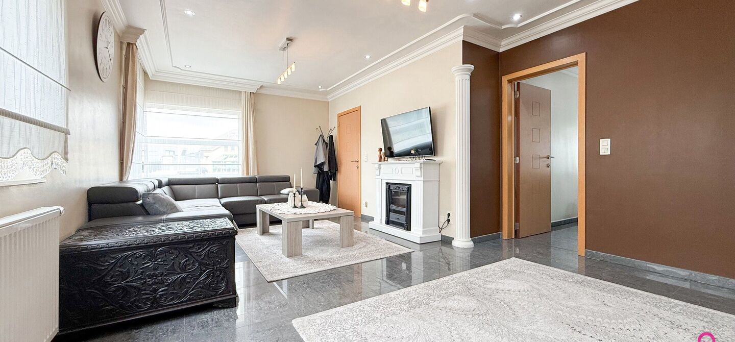 Bij ImmoFusion 7/7 &ldquo;open huis&rdquo; : klik op onze 3D-TOUR.
Ervaar vastgoed alsof je er zelf doorloopt!

Stap binnen in deze royale gezinswoning met maar liefst 285m&sup2; bewoonbare oppervlakte, ideaal gelegen in een rustige straat op slechts 3 km van de auto