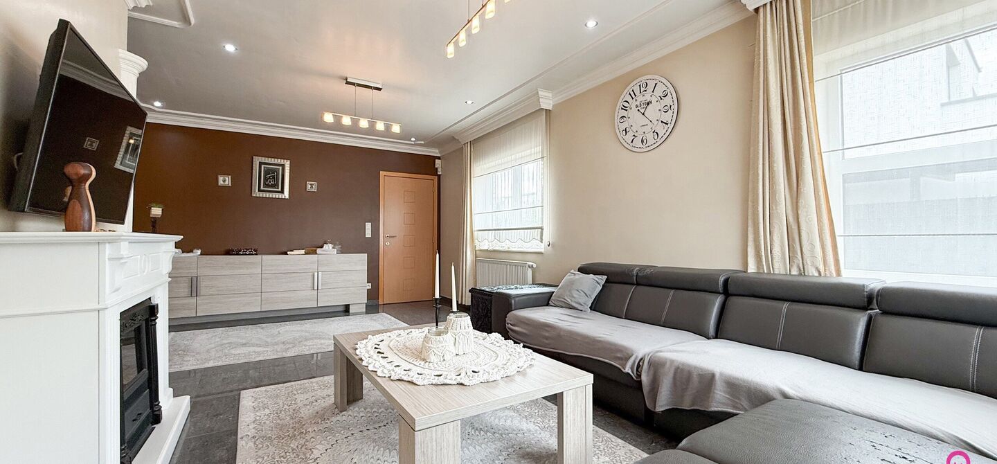 Bij ImmoFusion 7/7 &ldquo;open huis&rdquo; : klik op onze 3D-TOUR.
Ervaar vastgoed alsof je er zelf doorloopt!

Stap binnen in deze royale gezinswoning met maar liefst 285m&sup2; bewoonbare oppervlakte, ideaal gelegen in een rustige straat op slechts 3 km van de auto