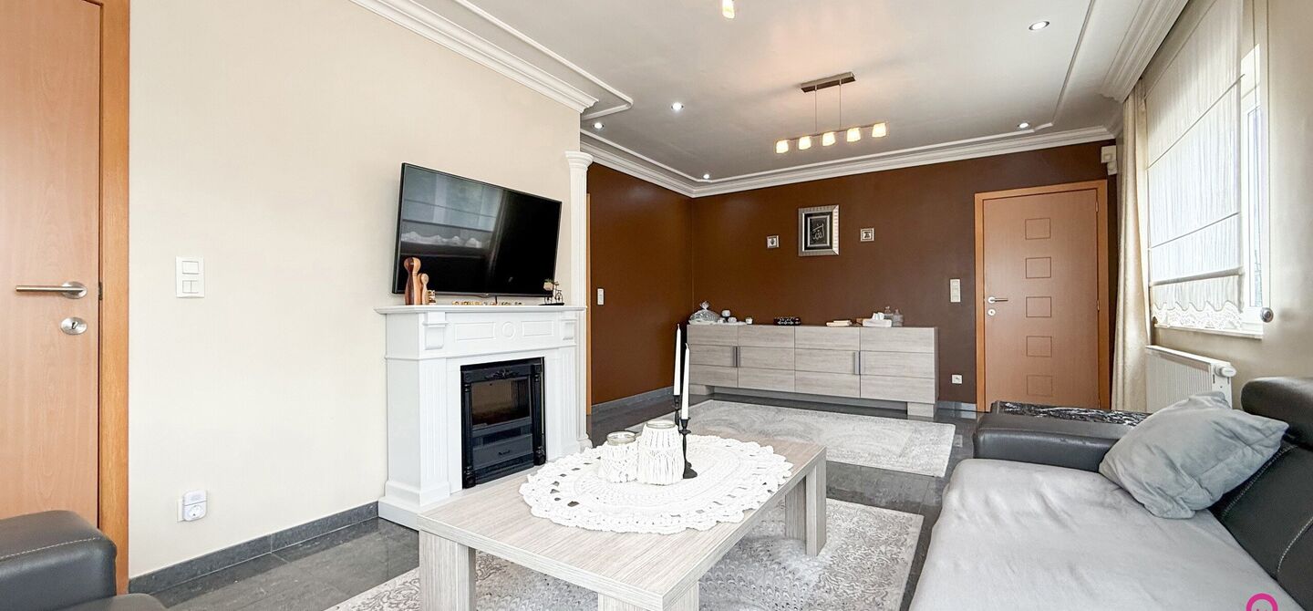 Bij ImmoFusion 7/7 &ldquo;open huis&rdquo; : klik op onze 3D-TOUR.
Ervaar vastgoed alsof je er zelf doorloopt!

Stap binnen in deze royale gezinswoning met maar liefst 285m&sup2; bewoonbare oppervlakte, ideaal gelegen in een rustige straat op slechts 3 km van de auto