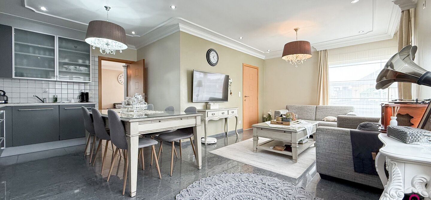 Bij ImmoFusion 7/7 &ldquo;open huis&rdquo; : klik op onze 3D-TOUR.
Ervaar vastgoed alsof je er zelf doorloopt!

Stap binnen in deze royale gezinswoning met maar liefst 285m&sup2; bewoonbare oppervlakte, ideaal gelegen in een rustige straat op slechts 3 km van de auto