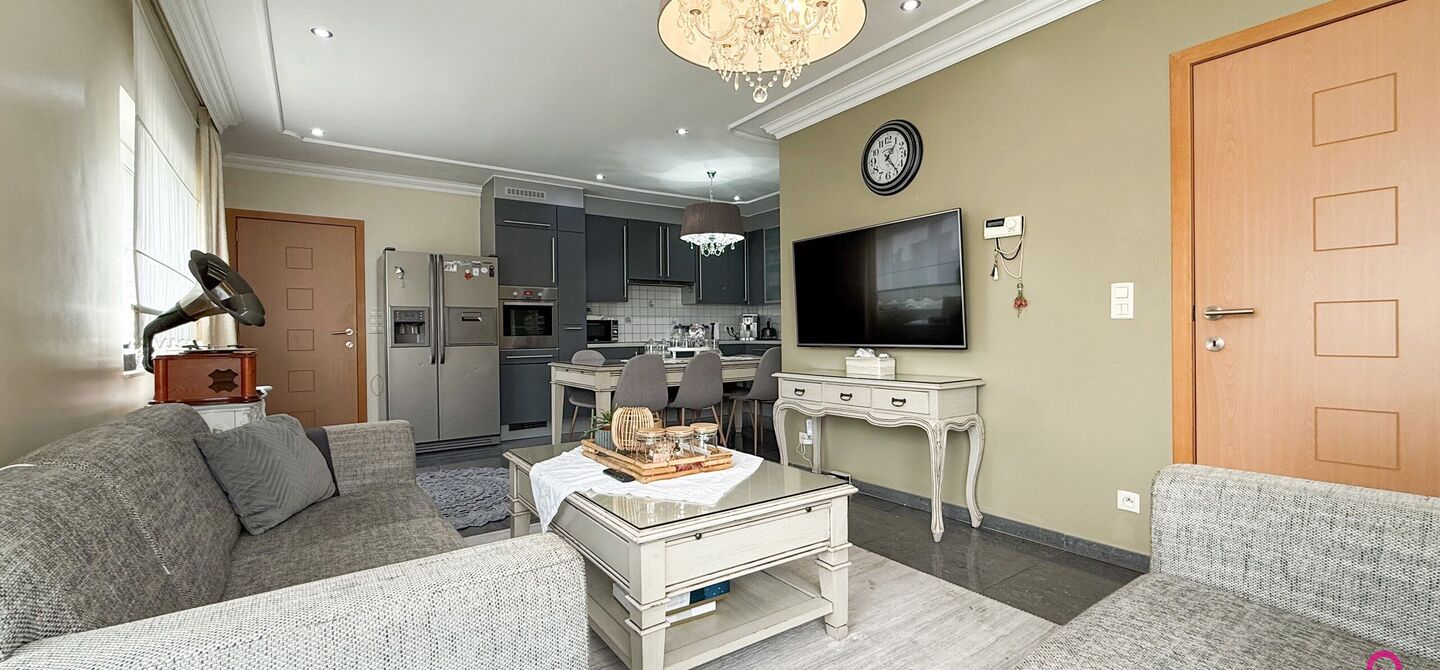 Bij ImmoFusion 7/7 &ldquo;open huis&rdquo; : klik op onze 3D-TOUR.
Ervaar vastgoed alsof je er zelf doorloopt!

Stap binnen in deze royale gezinswoning met maar liefst 285m&sup2; bewoonbare oppervlakte, ideaal gelegen in een rustige straat op slechts 3 km van de auto