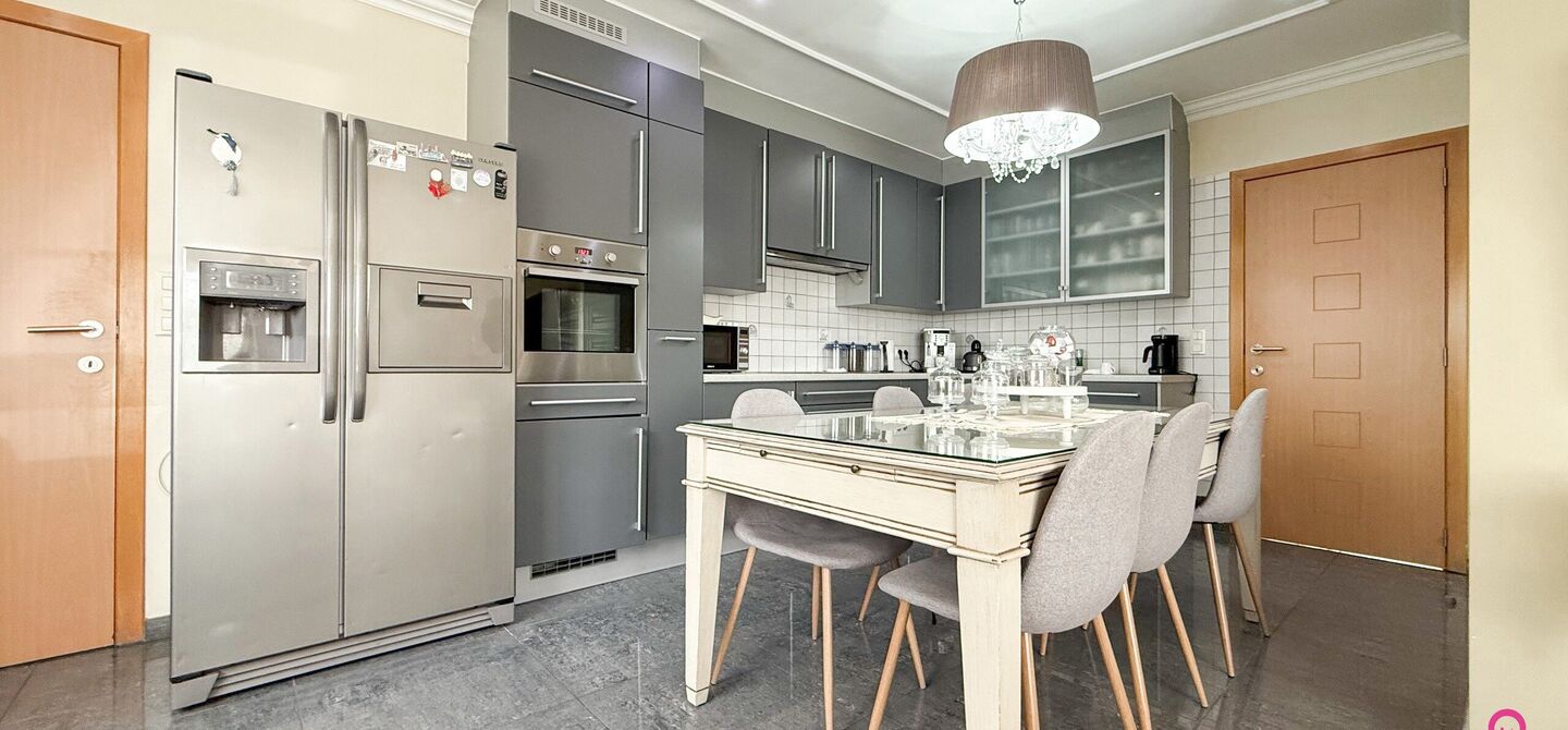 Bij ImmoFusion 7/7 &ldquo;open huis&rdquo; : klik op onze 3D-TOUR.
Ervaar vastgoed alsof je er zelf doorloopt!

Stap binnen in deze royale gezinswoning met maar liefst 285m&sup2; bewoonbare oppervlakte, ideaal gelegen in een rustige straat op slechts 3 km van de auto