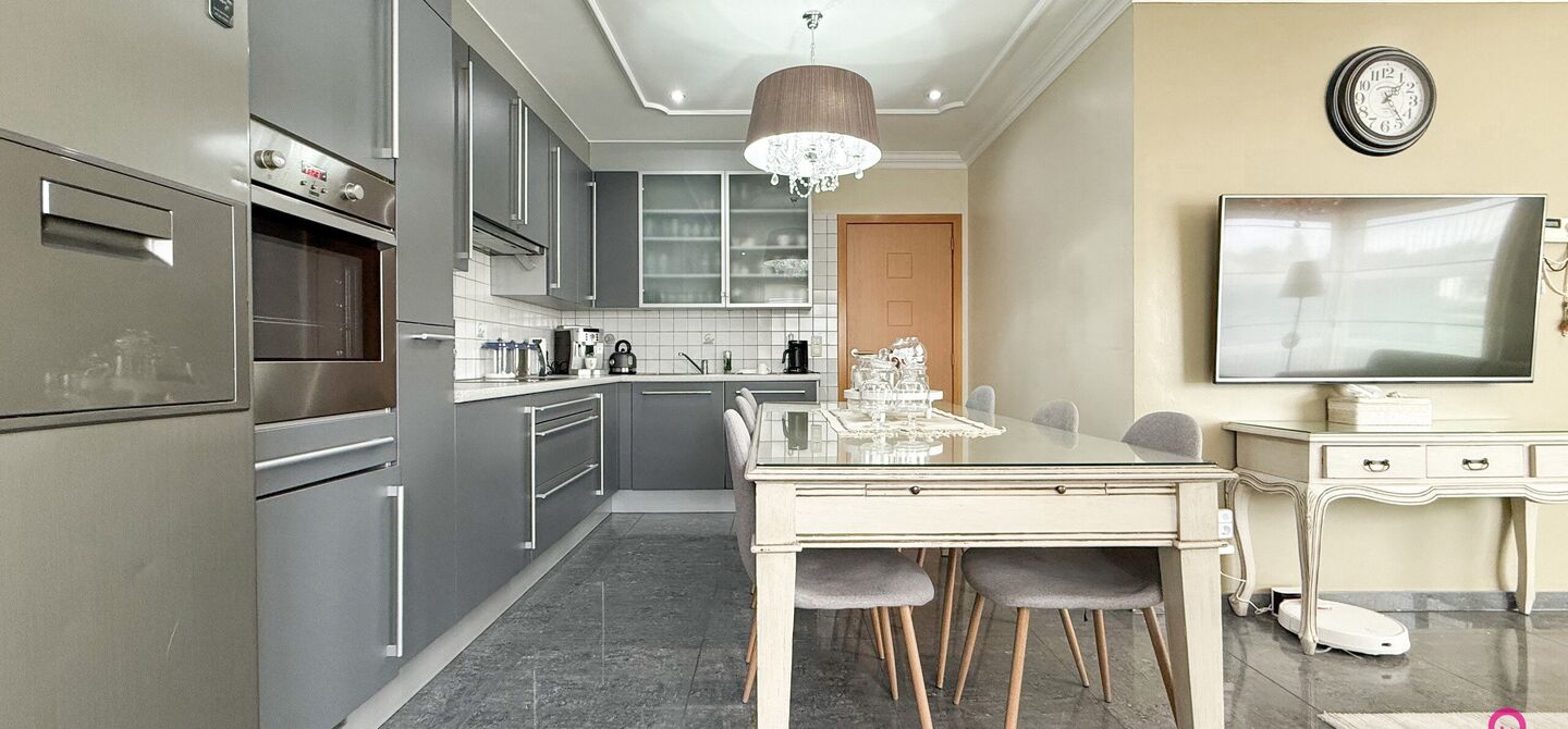 Bij ImmoFusion 7/7 &ldquo;open huis&rdquo; : klik op onze 3D-TOUR.
Ervaar vastgoed alsof je er zelf doorloopt!

Stap binnen in deze royale gezinswoning met maar liefst 285m&sup2; bewoonbare oppervlakte, ideaal gelegen in een rustige straat op slechts 3 km van de auto