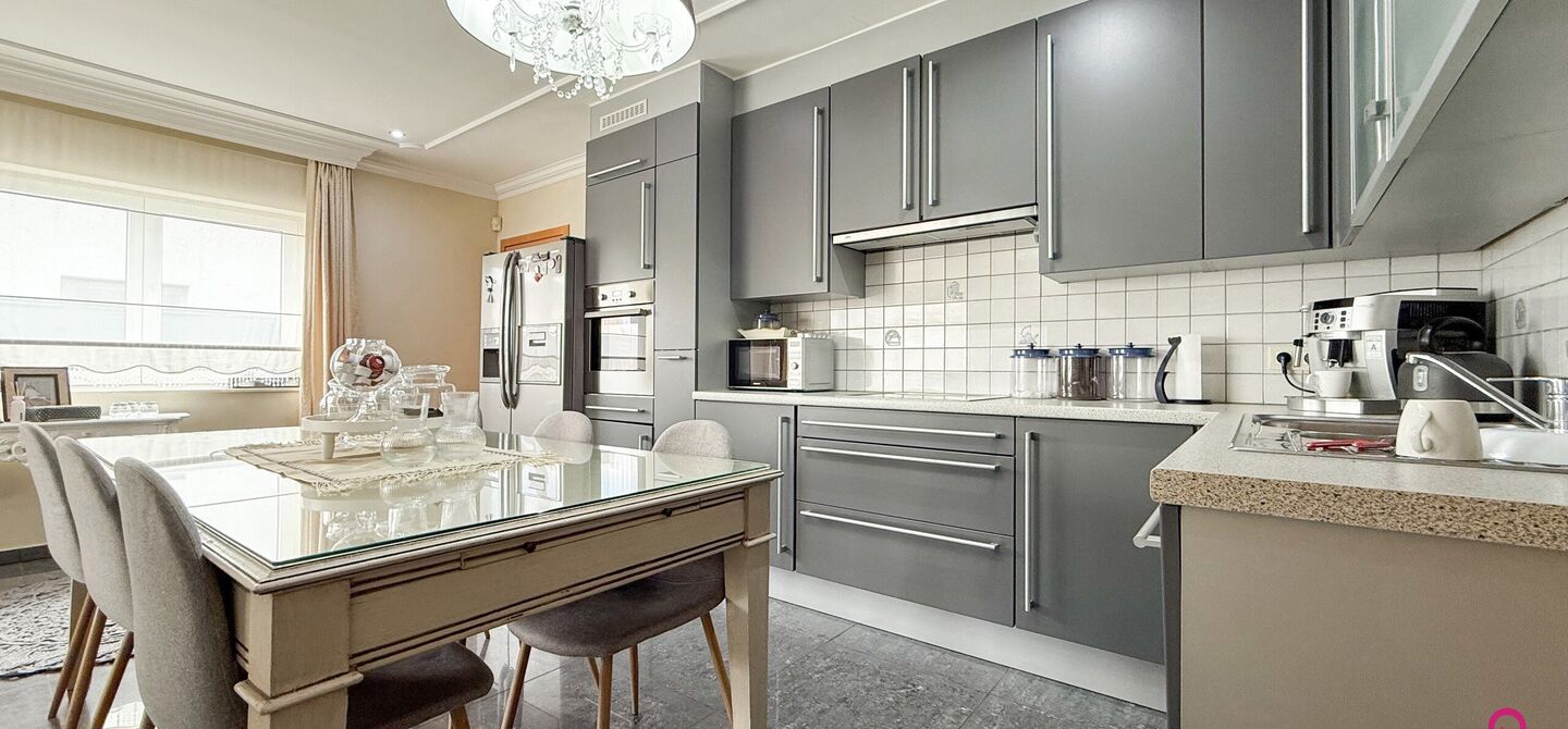 Bij ImmoFusion 7/7 &ldquo;open huis&rdquo; : klik op onze 3D-TOUR.
Ervaar vastgoed alsof je er zelf doorloopt!

Stap binnen in deze royale gezinswoning met maar liefst 285m&sup2; bewoonbare oppervlakte, ideaal gelegen in een rustige straat op slechts 3 km van de auto