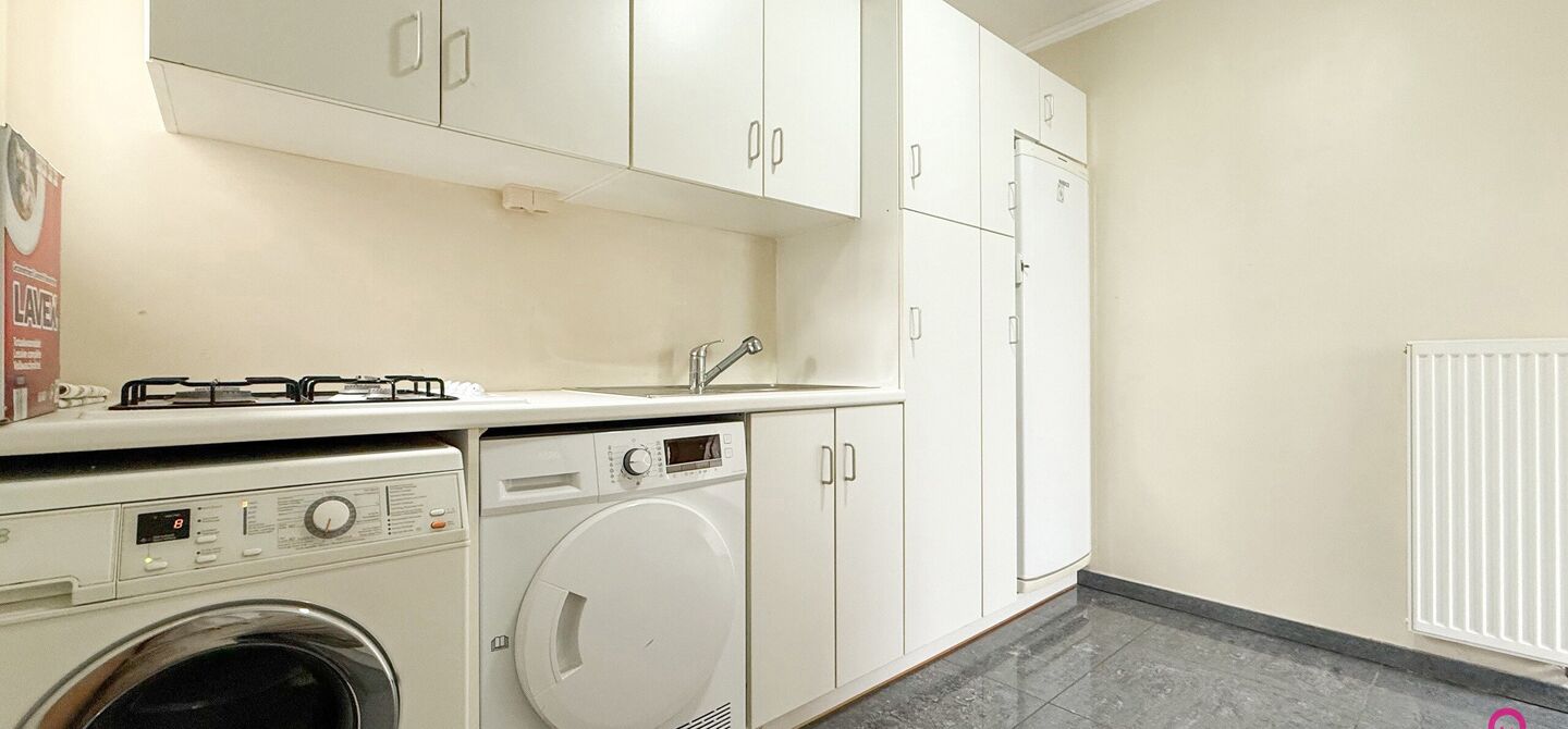 Bij ImmoFusion 7/7 &ldquo;open huis&rdquo; : klik op onze 3D-TOUR.
Ervaar vastgoed alsof je er zelf doorloopt!

Stap binnen in deze royale gezinswoning met maar liefst 285m&sup2; bewoonbare oppervlakte, ideaal gelegen in een rustige straat op slechts 3 km van de auto