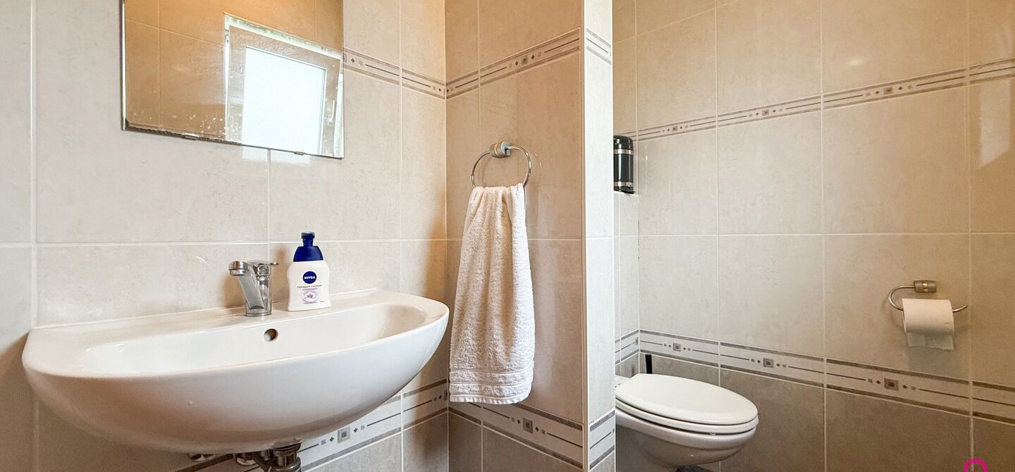 Bij ImmoFusion 7/7 &ldquo;open huis&rdquo; : klik op onze 3D-TOUR.
Ervaar vastgoed alsof je er zelf doorloopt!

Stap binnen in deze royale gezinswoning met maar liefst 285m&sup2; bewoonbare oppervlakte, ideaal gelegen in een rustige straat op slechts 3 km van de auto