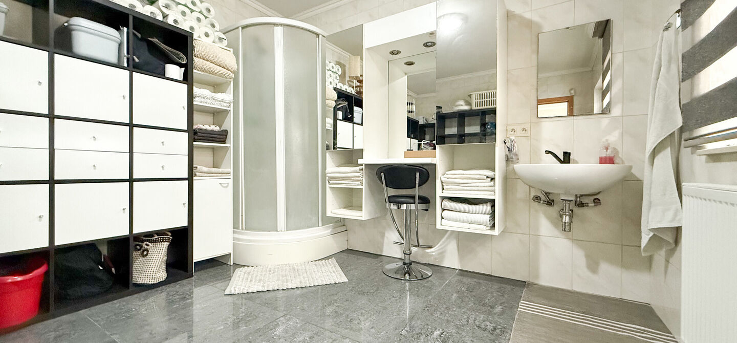 Bij ImmoFusion 7/7 &ldquo;open huis&rdquo; : klik op onze 3D-TOUR.
Ervaar vastgoed alsof je er zelf doorloopt!

Stap binnen in deze royale gezinswoning met maar liefst 285m&sup2; bewoonbare oppervlakte, ideaal gelegen in een rustige straat op slechts 3 km van de auto