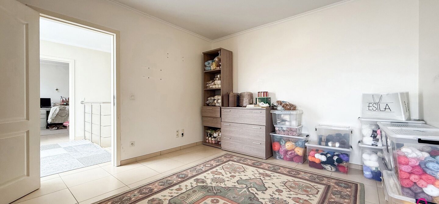 Bij ImmoFusion 7/7 &ldquo;open huis&rdquo; : klik op onze 3D-TOUR.
Ervaar vastgoed alsof je er zelf doorloopt!

Stap binnen in deze royale gezinswoning met maar liefst 285m&sup2; bewoonbare oppervlakte, ideaal gelegen in een rustige straat op slechts 3 km van de auto