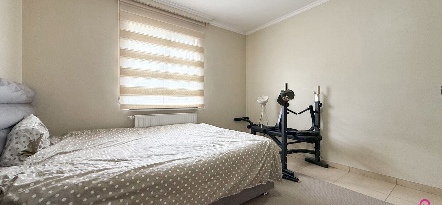 Bij ImmoFusion 7/7 &ldquo;open huis&rdquo; : klik op onze 3D-TOUR.
Ervaar vastgoed alsof je er zelf doorloopt!

Stap binnen in deze royale gezinswoning met maar liefst 285m&sup2; bewoonbare oppervlakte, ideaal gelegen in een rustige straat op slechts 3 km van de auto