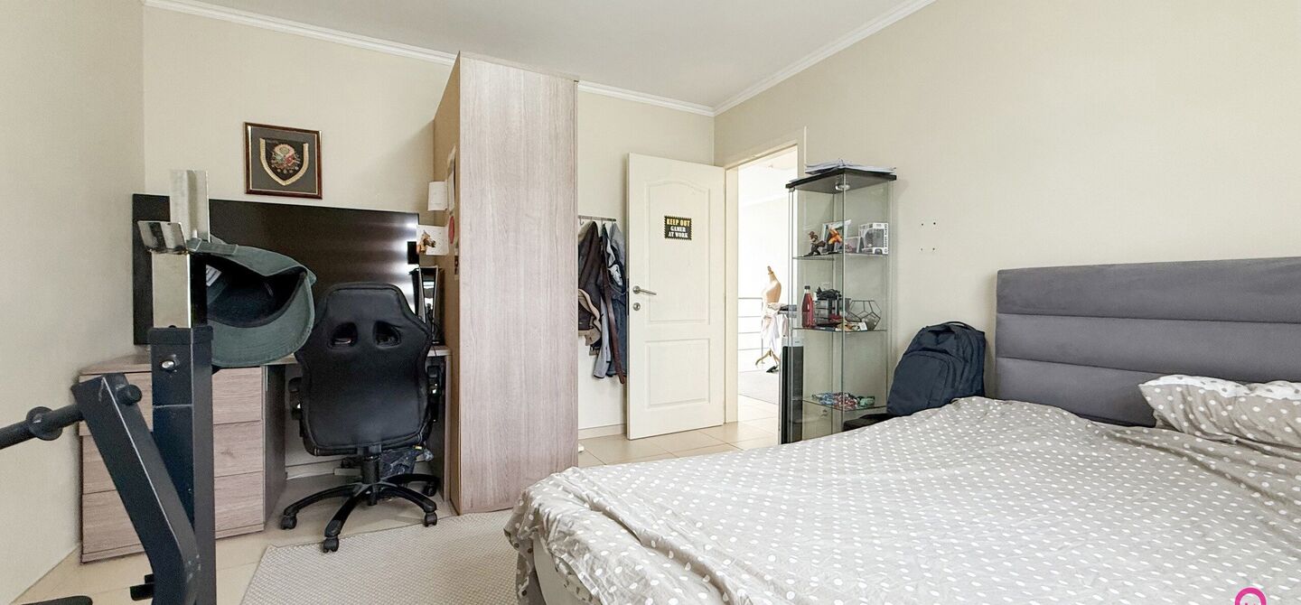 Bij ImmoFusion 7/7 &ldquo;open huis&rdquo; : klik op onze 3D-TOUR.
Ervaar vastgoed alsof je er zelf doorloopt!

Stap binnen in deze royale gezinswoning met maar liefst 285m&sup2; bewoonbare oppervlakte, ideaal gelegen in een rustige straat op slechts 3 km van de auto