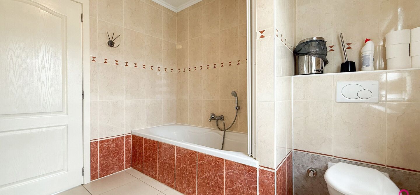 Bij ImmoFusion 7/7 &ldquo;open huis&rdquo; : klik op onze 3D-TOUR.
Ervaar vastgoed alsof je er zelf doorloopt!

Stap binnen in deze royale gezinswoning met maar liefst 285m&sup2; bewoonbare oppervlakte, ideaal gelegen in een rustige straat op slechts 3 km van de auto