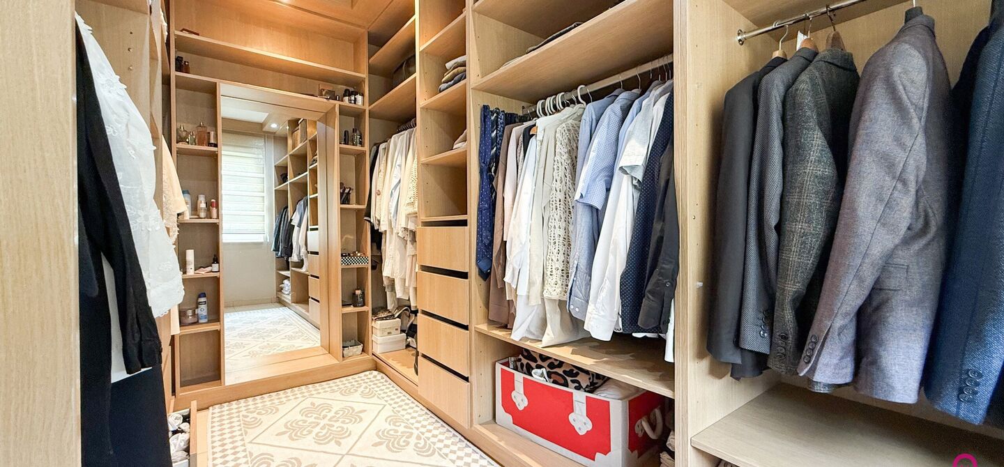 Bij ImmoFusion 7/7 &ldquo;open huis&rdquo; : klik op onze 3D-TOUR.
Ervaar vastgoed alsof je er zelf doorloopt!

Stap binnen in deze royale gezinswoning met maar liefst 285m&sup2; bewoonbare oppervlakte, ideaal gelegen in een rustige straat op slechts 3 km van de auto