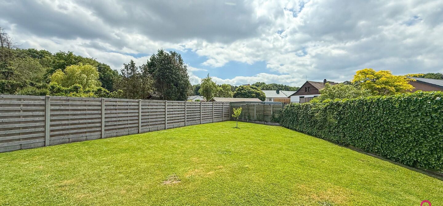 Bij ImmoFusion 7/7 &ldquo;open huis&rdquo; : klik op onze 3D-TOUR.
Ervaar vastgoed alsof je er zelf doorloopt!

Stap binnen in deze royale gezinswoning met maar liefst 285m&sup2; bewoonbare oppervlakte, ideaal gelegen in een rustige straat op slechts 3 km van de auto