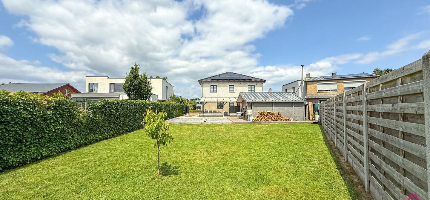 Bij ImmoFusion 7/7 &ldquo;open huis&rdquo; : klik op onze 3D-TOUR.
Ervaar vastgoed alsof je er zelf doorloopt!

Stap binnen in deze royale gezinswoning met maar liefst 285m&sup2; bewoonbare oppervlakte, ideaal gelegen in een rustige straat op slechts 3 km van de auto