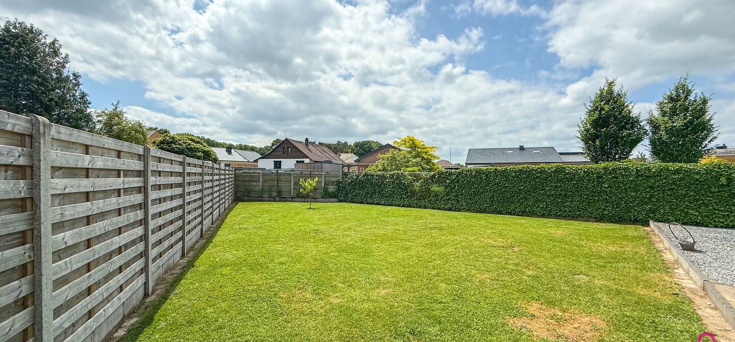 Bij ImmoFusion 7/7 &ldquo;open huis&rdquo; : klik op onze 3D-TOUR.
Ervaar vastgoed alsof je er zelf doorloopt!

Stap binnen in deze royale gezinswoning met maar liefst 285m&sup2; bewoonbare oppervlakte, ideaal gelegen in een rustige straat op slechts 3 km van de auto