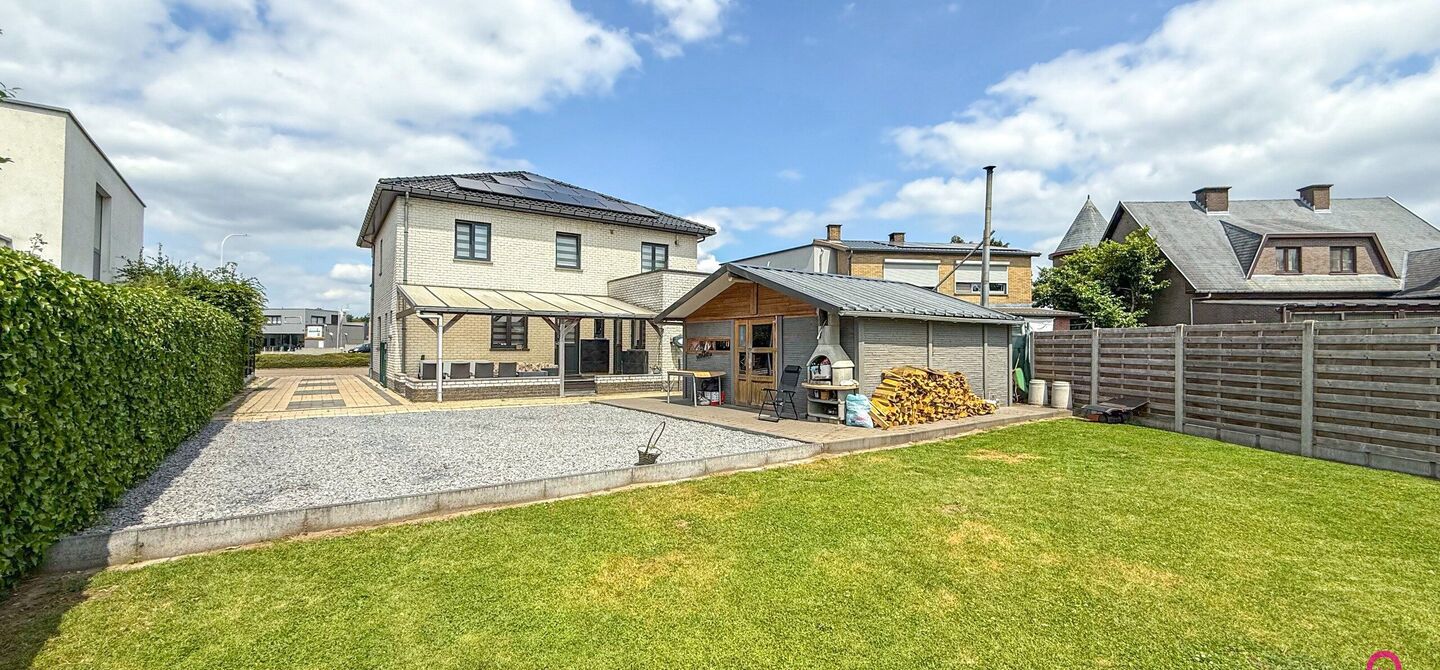 Bij ImmoFusion 7/7 &ldquo;open huis&rdquo; : klik op onze 3D-TOUR.
Ervaar vastgoed alsof je er zelf doorloopt!

Stap binnen in deze royale gezinswoning met maar liefst 285m&sup2; bewoonbare oppervlakte, ideaal gelegen in een rustige straat op slechts 3 km van de auto