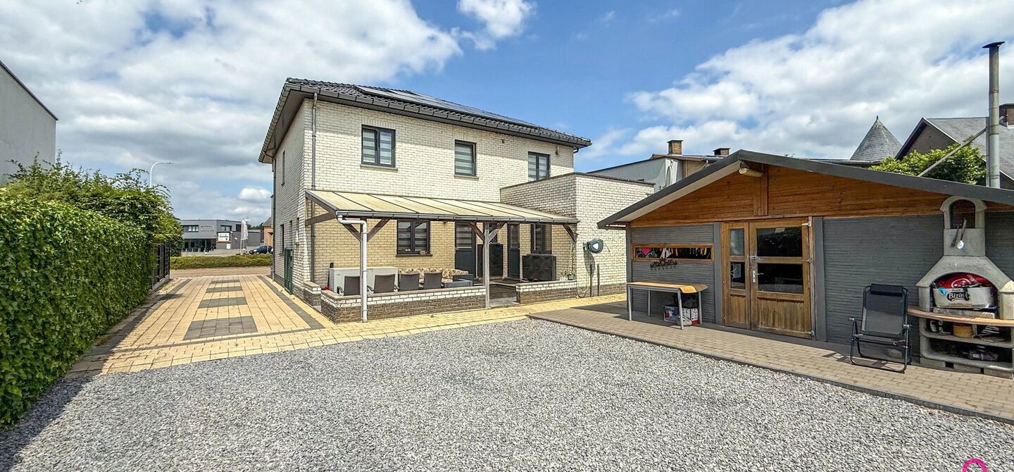 Bij ImmoFusion 7/7 &ldquo;open huis&rdquo; : klik op onze 3D-TOUR.
Ervaar vastgoed alsof je er zelf doorloopt!

Stap binnen in deze royale gezinswoning met maar liefst 285m&sup2; bewoonbare oppervlakte, ideaal gelegen in een rustige straat op slechts 3 km van de auto