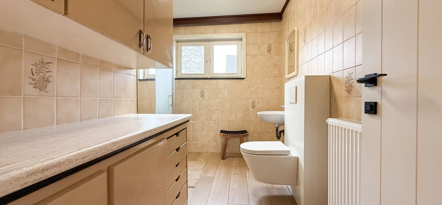 Bij ImmoFusion 7/7 &ldquo;open huis&rdquo; : klik op onze 3D-TOUR.
Ervaar vastgoed alsof je er zelf doorloopt!

Welkom in deze uitzonderlijk ruime open bebouwing gelegen in een rustige straat te Heusden-Zolder, waar u geniet van volledige privacy en toch overal v