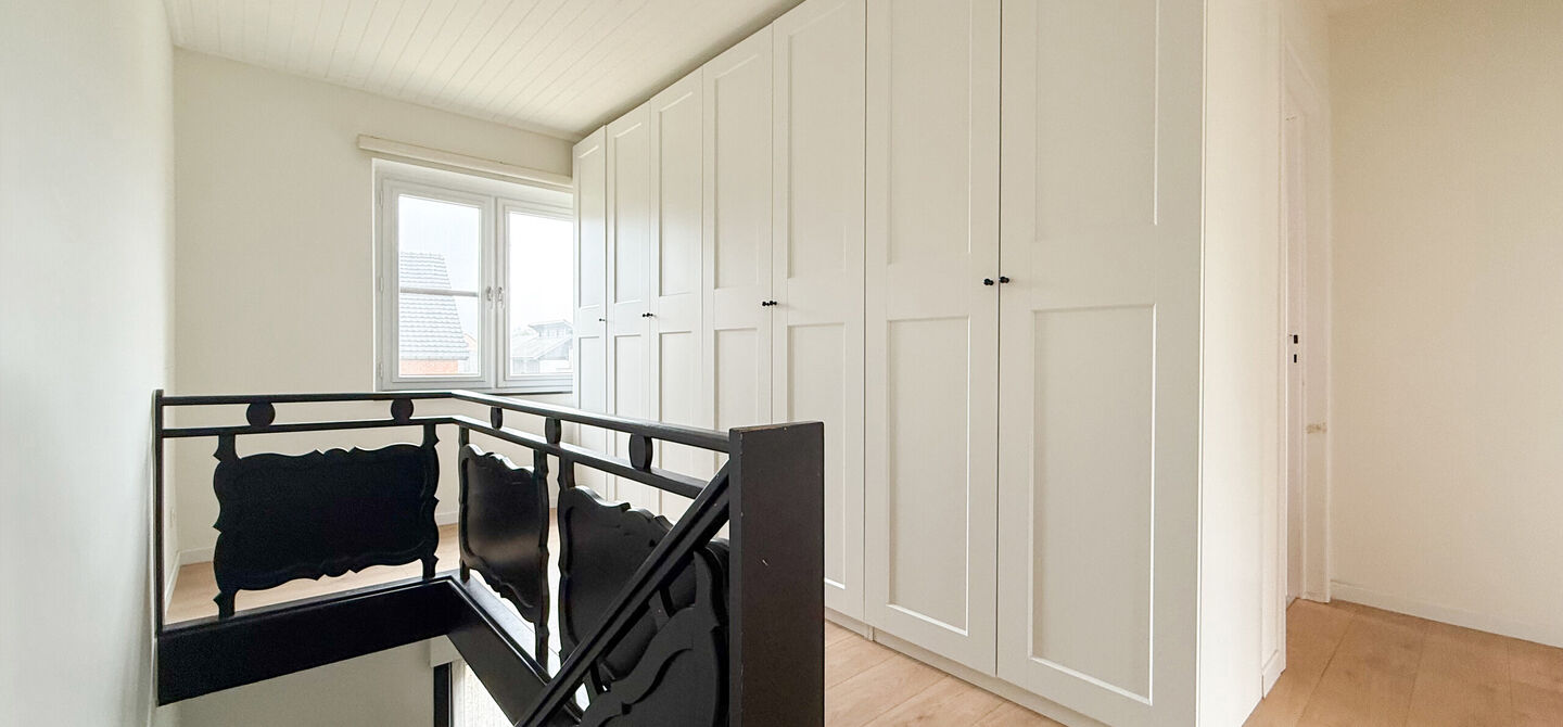 Bij ImmoFusion 7/7 &ldquo;open huis&rdquo; : klik op onze 3D-TOUR.
Ervaar vastgoed alsof je er zelf doorloopt!

Welkom in deze uitzonderlijk ruime open bebouwing gelegen in een rustige straat te Heusden-Zolder, waar u geniet van volledige privacy en toch overal v