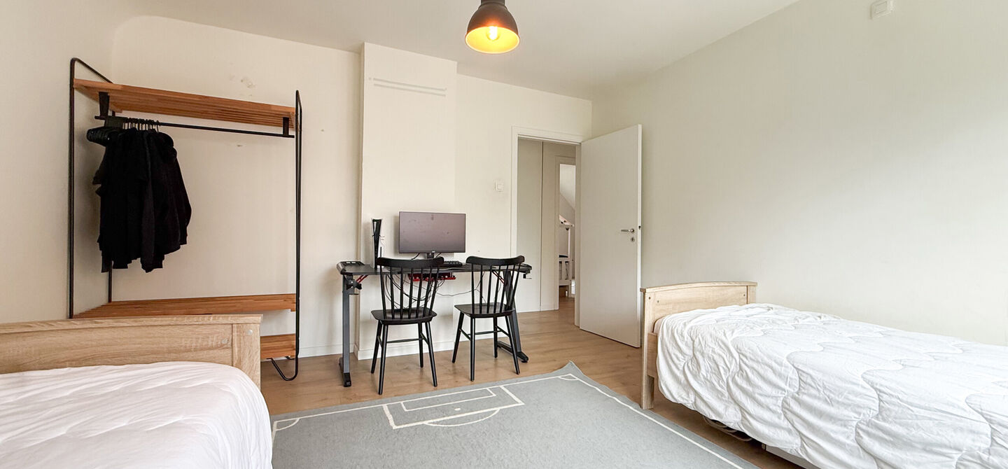 Bij ImmoFusion 7/7 &ldquo;open huis&rdquo; : klik op onze 3D-TOUR.
Ervaar vastgoed alsof je er zelf doorloopt!

Welkom in deze uitzonderlijk ruime open bebouwing gelegen in een rustige straat te Heusden-Zolder, waar u geniet van volledige privacy en toch overal v