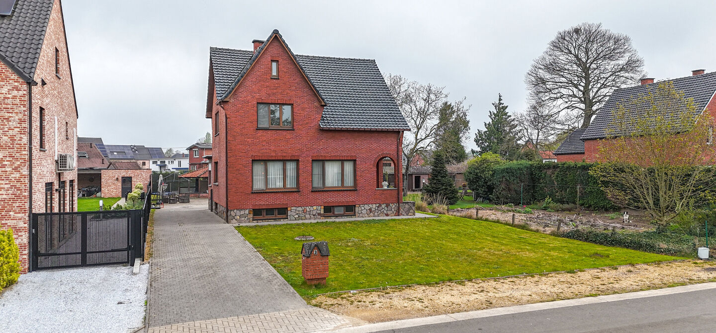 Bij ImmoFusion 7/7 “open huis” : klik op onze 3D-TOUR.
Ervaar vastgoed alsof je er zelf doorloopt!
Welkom in deze uitzonderlijk ruime open bebouwing gelegen in een rustige straat te Heusden-Zolder, waar u geniet van volledige privacy en toch overal v