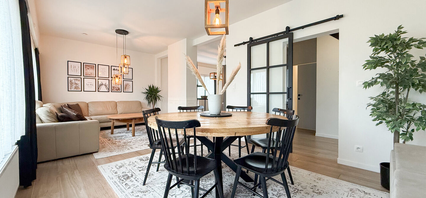 Bij ImmoFusion 7/7 “open huis” : klik op onze 3D-TOUR.
Ervaar vastgoed alsof je er zelf doorloopt!
Welkom in deze uitzonderlijk ruime open bebouwing gelegen in een rustige straat te Heusden-Zolder, waar u geniet van volledige privacy en toch overal v