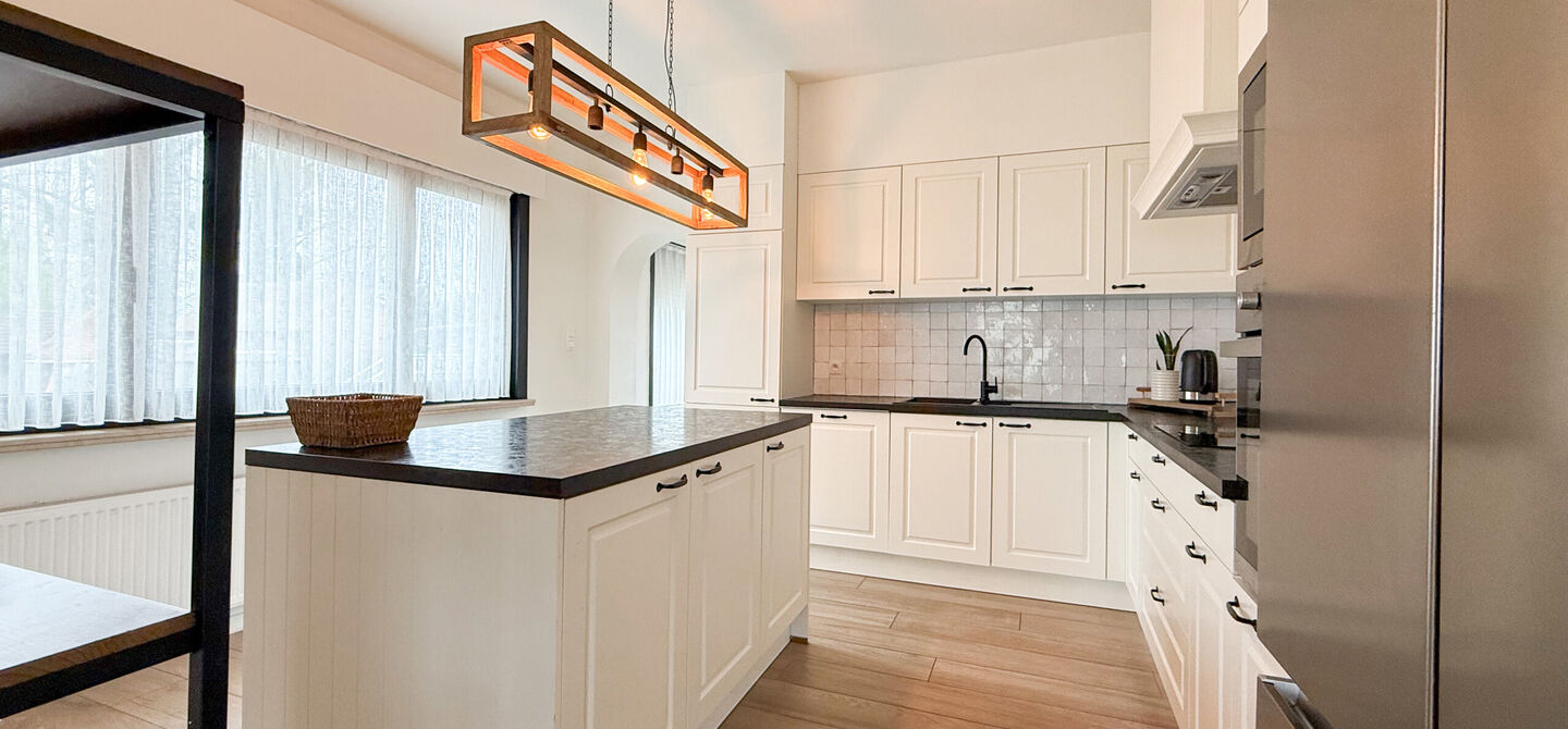 Bij ImmoFusion 7/7 “open huis” : klik op onze 3D-TOUR.
Ervaar vastgoed alsof je er zelf doorloopt!
Welkom in deze uitzonderlijk ruime open bebouwing gelegen in een rustige straat te Heusden-Zolder, waar u geniet van volledige privacy en toch overal v