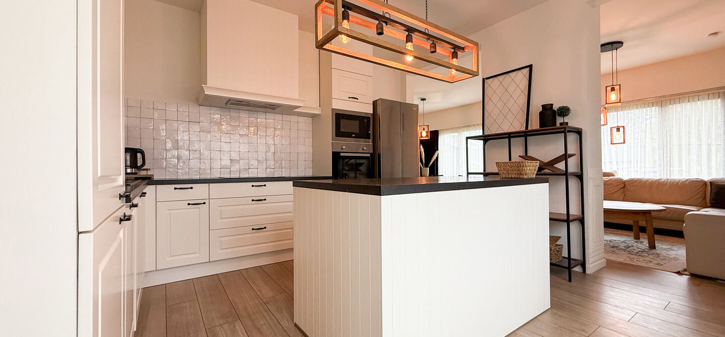 Bij ImmoFusion 7/7 “open huis” : klik op onze 3D-TOUR.
Ervaar vastgoed alsof je er zelf doorloopt!
Welkom in deze uitzonderlijk ruime open bebouwing gelegen in een rustige straat te Heusden-Zolder, waar u geniet van volledige privacy en toch overal v