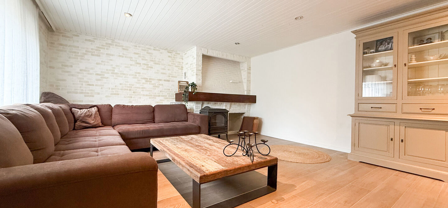 Bij ImmoFusion 7/7 “open huis” : klik op onze 3D-TOUR.
Ervaar vastgoed alsof je er zelf doorloopt!
Welkom in deze uitzonderlijk ruime open bebouwing gelegen in een rustige straat te Heusden-Zolder, waar u geniet van volledige privacy en toch overal v