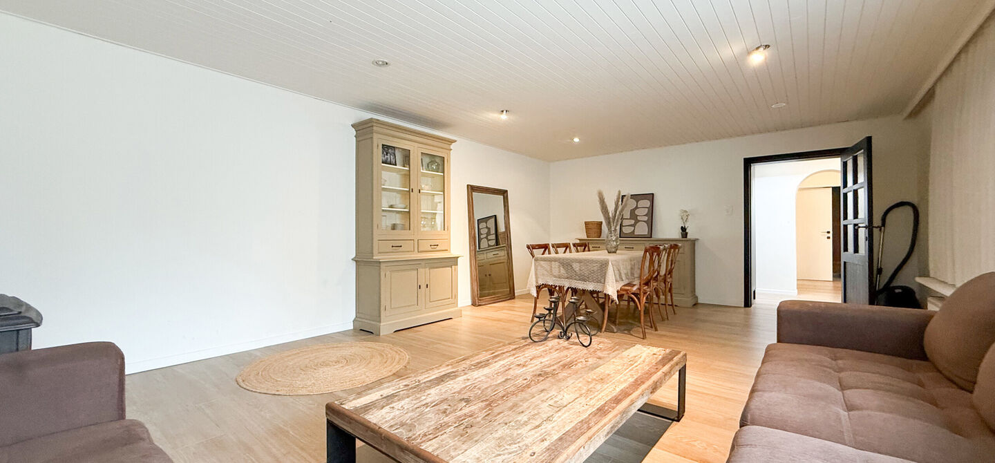 Bij ImmoFusion 7/7 “open huis” : klik op onze 3D-TOUR.
Ervaar vastgoed alsof je er zelf doorloopt!
Welkom in deze uitzonderlijk ruime open bebouwing gelegen in een rustige straat te Heusden-Zolder, waar u geniet van volledige privacy en toch overal v
