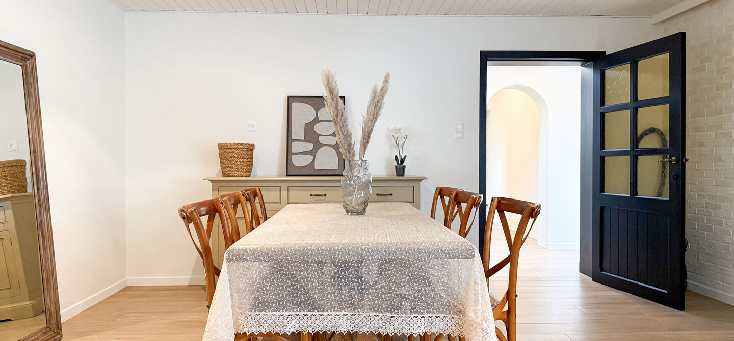 Bij ImmoFusion 7/7 “open huis” : klik op onze 3D-TOUR.
Ervaar vastgoed alsof je er zelf doorloopt!
Welkom in deze uitzonderlijk ruime open bebouwing gelegen in een rustige straat te Heusden-Zolder, waar u geniet van volledige privacy en toch overal v