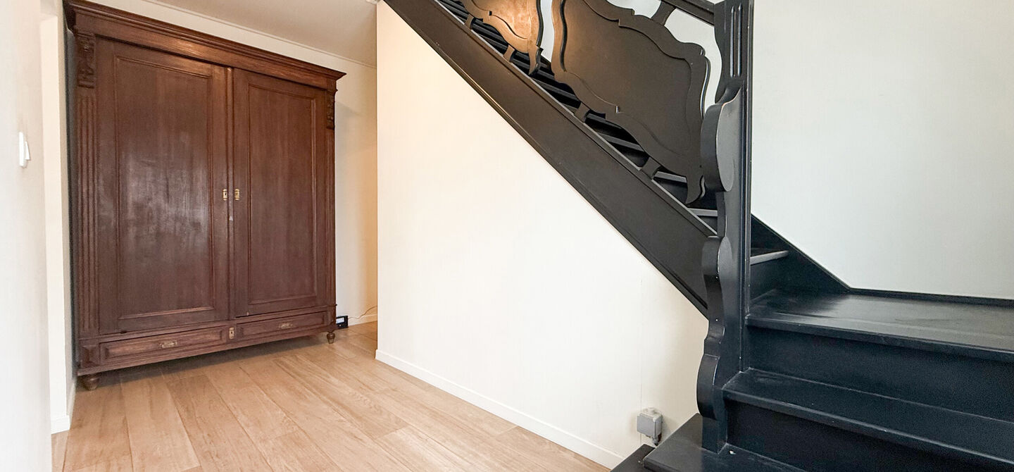 Bij ImmoFusion 7/7 “open huis” : klik op onze 3D-TOUR.
Ervaar vastgoed alsof je er zelf doorloopt!
Welkom in deze uitzonderlijk ruime open bebouwing gelegen in een rustige straat te Heusden-Zolder, waar u geniet van volledige privacy en toch overal v