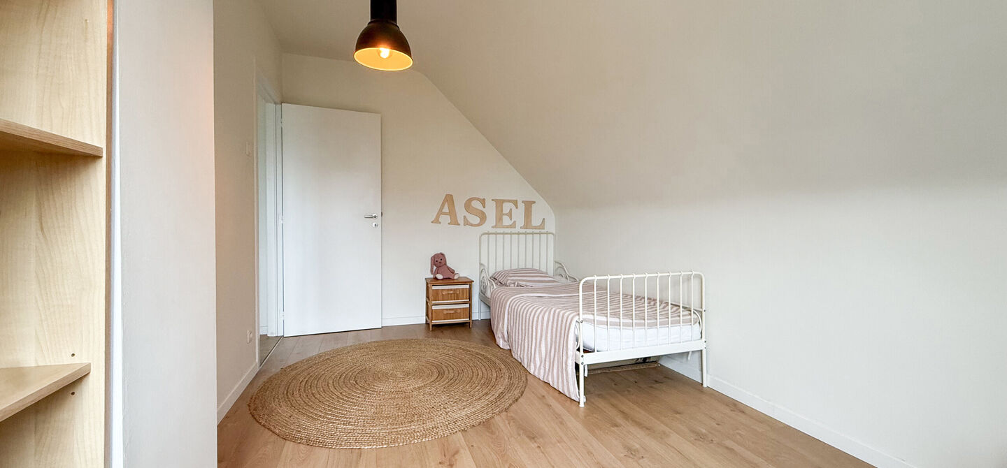 Bij ImmoFusion 7/7 “open huis” : klik op onze 3D-TOUR.
Ervaar vastgoed alsof je er zelf doorloopt!
Welkom in deze uitzonderlijk ruime open bebouwing gelegen in een rustige straat te Heusden-Zolder, waar u geniet van volledige privacy en toch overal v