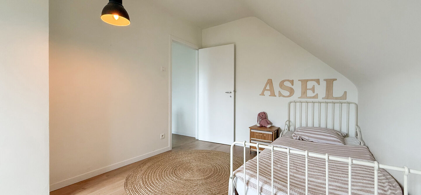 Bij ImmoFusion 7/7 “open huis” : klik op onze 3D-TOUR.
Ervaar vastgoed alsof je er zelf doorloopt!
Welkom in deze uitzonderlijk ruime open bebouwing gelegen in een rustige straat te Heusden-Zolder, waar u geniet van volledige privacy en toch overal v
