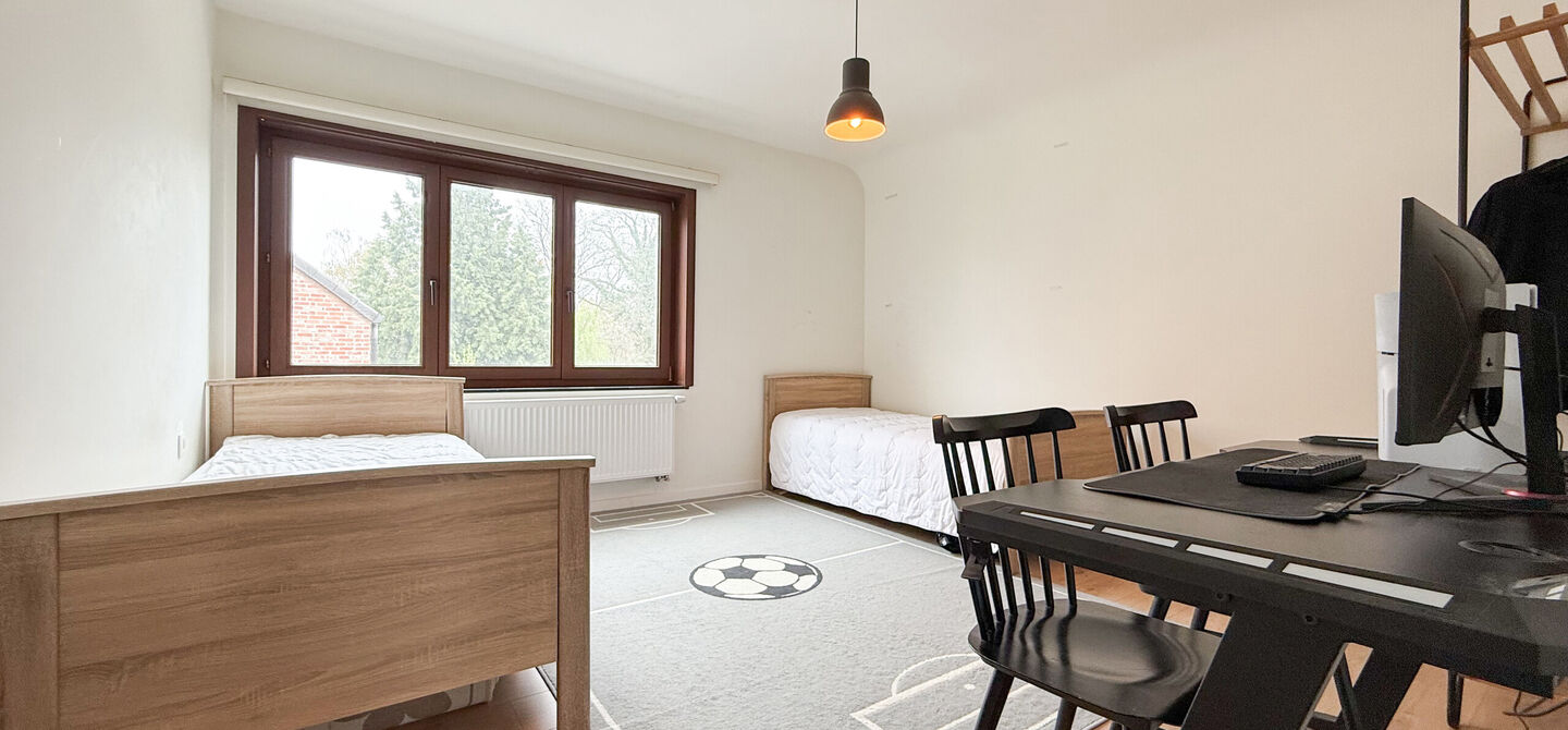 Bij ImmoFusion 7/7 “open huis” : klik op onze 3D-TOUR.
Ervaar vastgoed alsof je er zelf doorloopt!
Welkom in deze uitzonderlijk ruime open bebouwing gelegen in een rustige straat te Heusden-Zolder, waar u geniet van volledige privacy en toch overal v