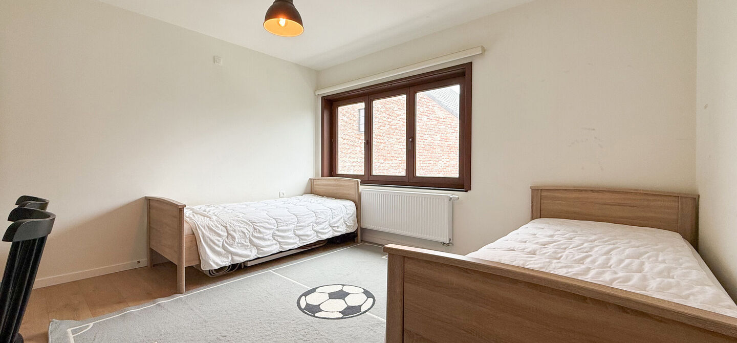 Bij ImmoFusion 7/7 “open huis” : klik op onze 3D-TOUR.
Ervaar vastgoed alsof je er zelf doorloopt!
Welkom in deze uitzonderlijk ruime open bebouwing gelegen in een rustige straat te Heusden-Zolder, waar u geniet van volledige privacy en toch overal v
