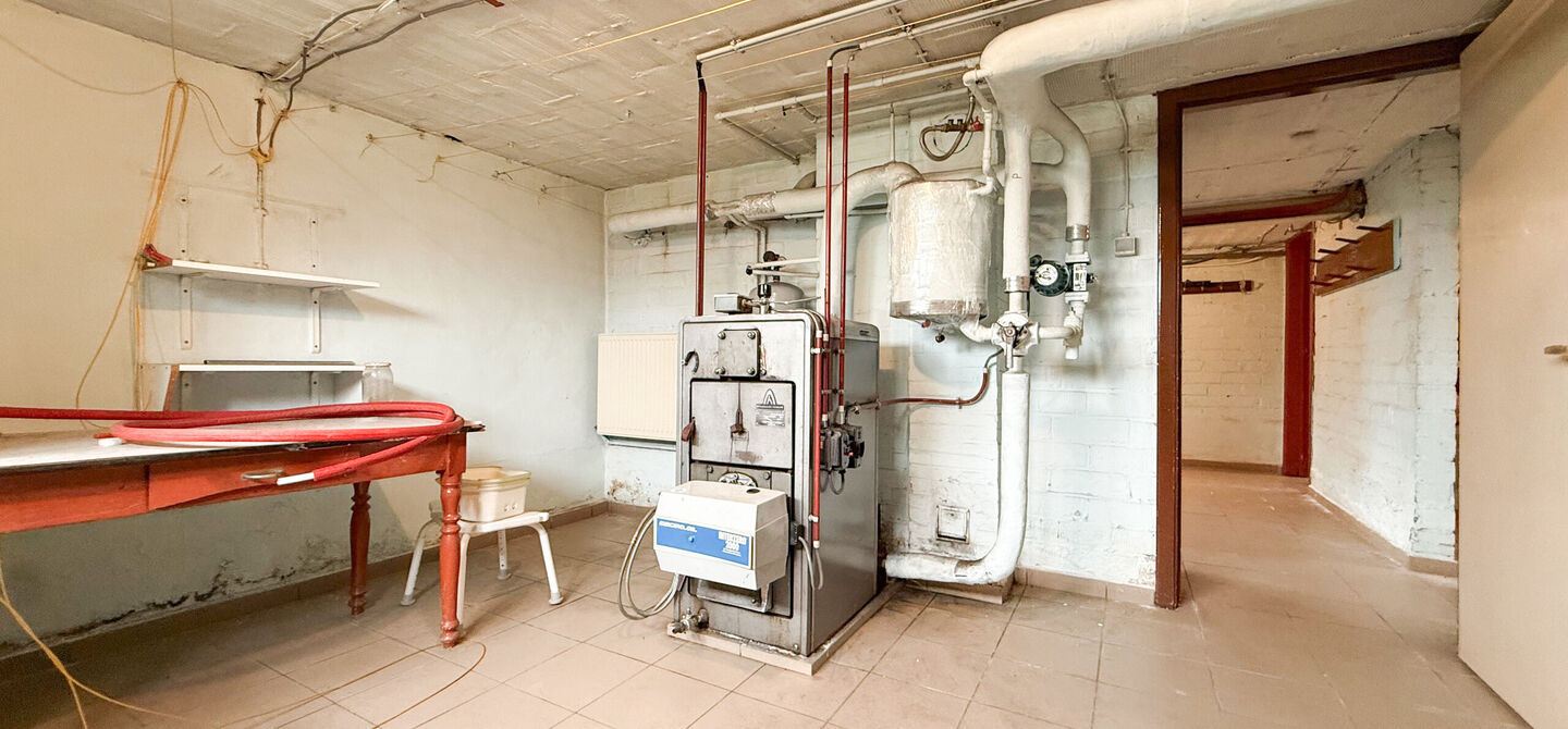 Bij ImmoFusion 7/7 “open huis” : klik op onze 3D-TOUR.
Ervaar vastgoed alsof je er zelf doorloopt!
Welkom in deze uitzonderlijk ruime open bebouwing gelegen in een rustige straat te Heusden-Zolder, waar u geniet van volledige privacy en toch overal v