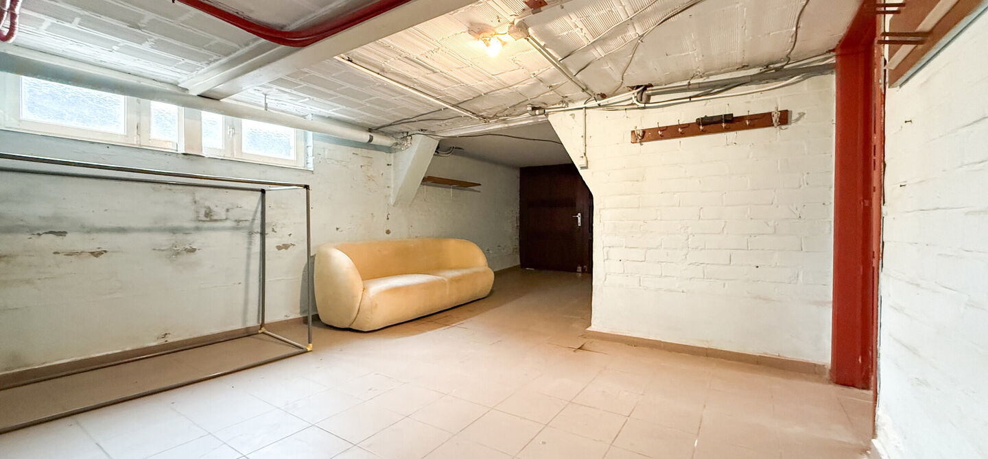 Bij ImmoFusion 7/7 “open huis” : klik op onze 3D-TOUR.
Ervaar vastgoed alsof je er zelf doorloopt!
Welkom in deze uitzonderlijk ruime open bebouwing gelegen in een rustige straat te Heusden-Zolder, waar u geniet van volledige privacy en toch overal v