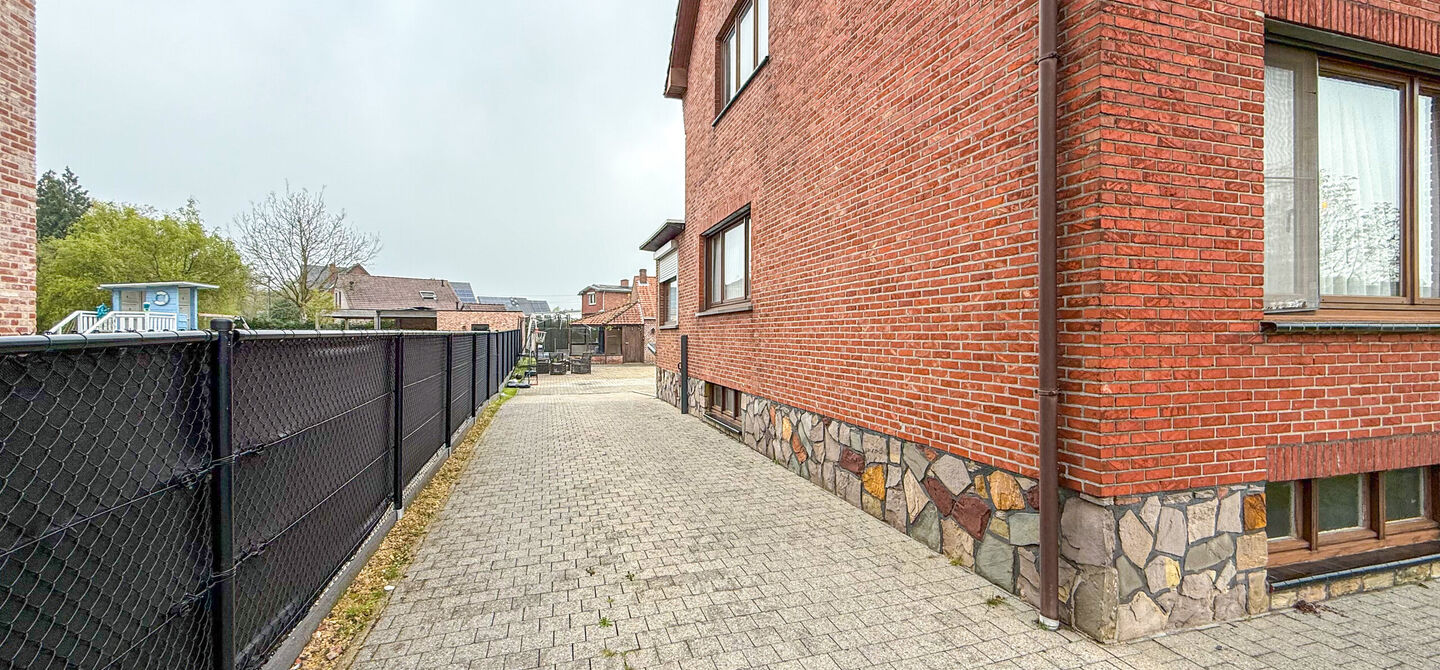 Bij ImmoFusion 7/7 “open huis” : klik op onze 3D-TOUR.
Ervaar vastgoed alsof je er zelf doorloopt!
Welkom in deze uitzonderlijk ruime open bebouwing gelegen in een rustige straat te Heusden-Zolder, waar u geniet van volledige privacy en toch overal v