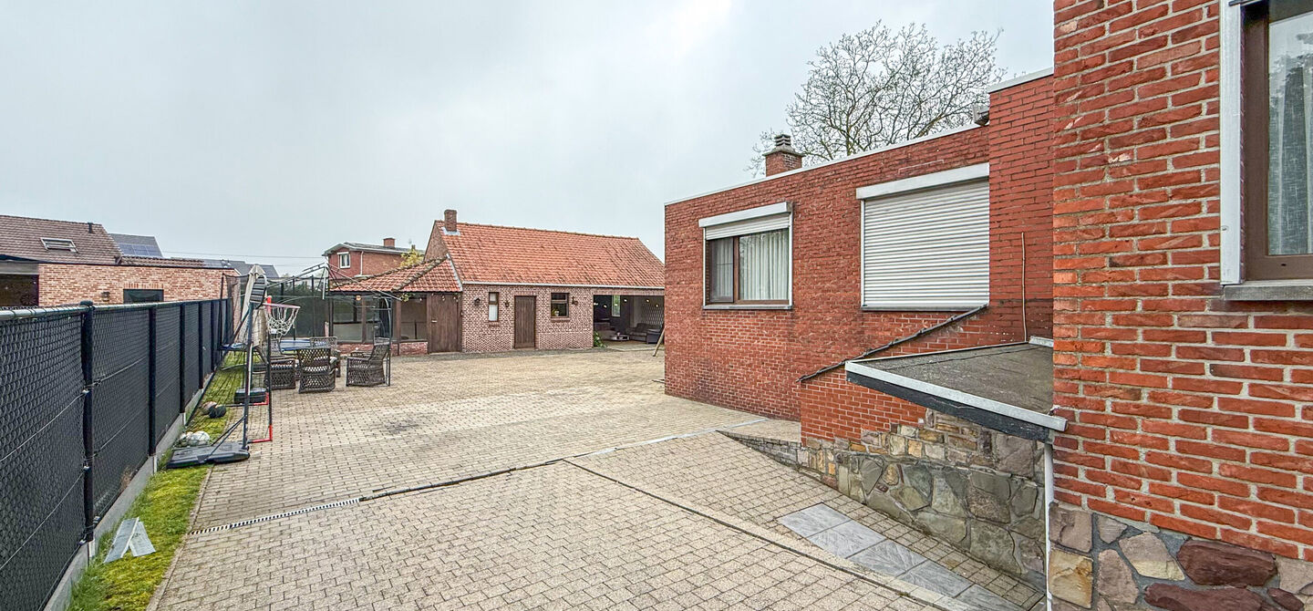 Bij ImmoFusion 7/7 “open huis” : klik op onze 3D-TOUR.
Ervaar vastgoed alsof je er zelf doorloopt!
Welkom in deze uitzonderlijk ruime open bebouwing gelegen in een rustige straat te Heusden-Zolder, waar u geniet van volledige privacy en toch overal v