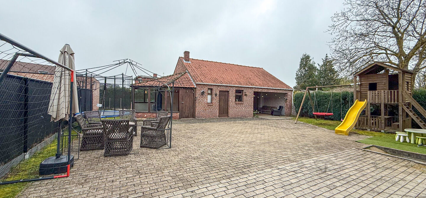 Bij ImmoFusion 7/7 “open huis” : klik op onze 3D-TOUR.
Ervaar vastgoed alsof je er zelf doorloopt!
Welkom in deze uitzonderlijk ruime open bebouwing gelegen in een rustige straat te Heusden-Zolder, waar u geniet van volledige privacy en toch overal v