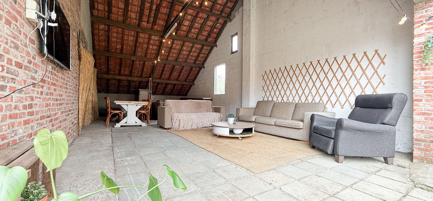 Bij ImmoFusion 7/7 “open huis” : klik op onze 3D-TOUR.
Ervaar vastgoed alsof je er zelf doorloopt!
Welkom in deze uitzonderlijk ruime open bebouwing gelegen in een rustige straat te Heusden-Zolder, waar u geniet van volledige privacy en toch overal v
