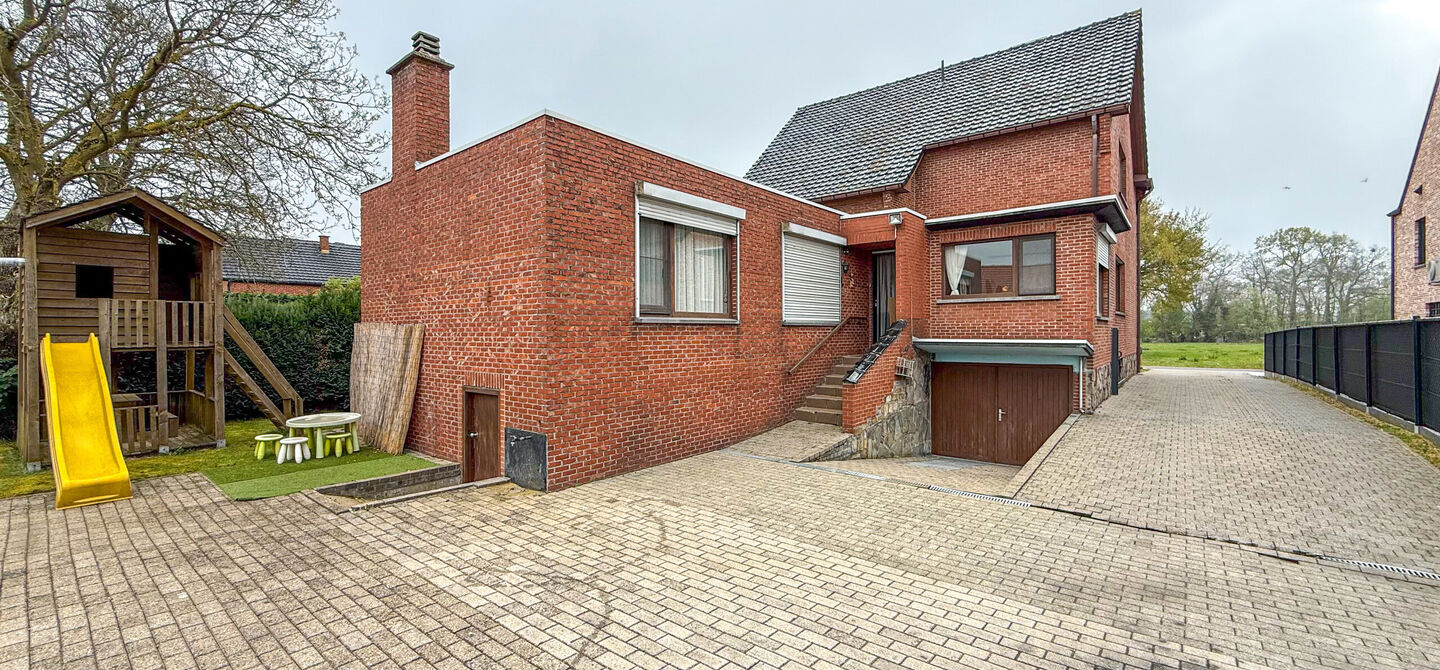 Bij ImmoFusion 7/7 “open huis” : klik op onze 3D-TOUR.
Ervaar vastgoed alsof je er zelf doorloopt!
Welkom in deze uitzonderlijk ruime open bebouwing gelegen in een rustige straat te Heusden-Zolder, waar u geniet van volledige privacy en toch overal v